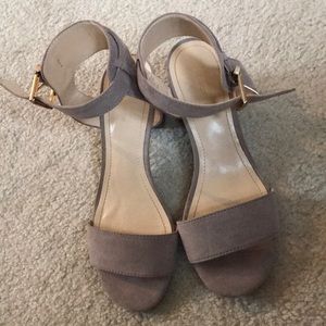 Liz Claiborne tan heel sandal size 7